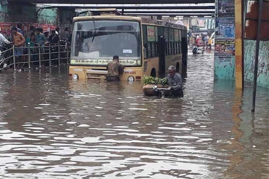 Chennai Rains: ஃபெஞ்சல் புயலால் தேங்கிய மழைநீர் - சென்னையில் 6 சுரங்கப்பாதைகள் மூடல்!