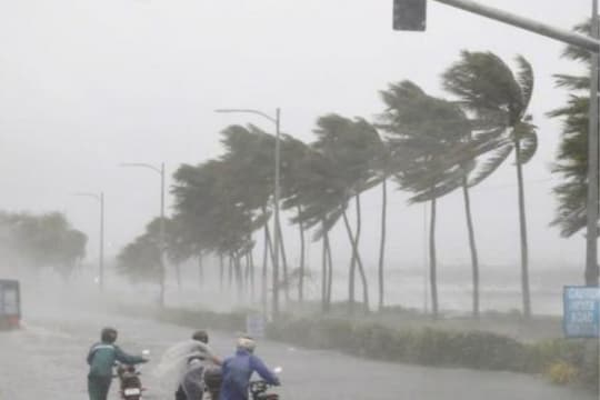 Fengal Cyclone: 90 கி.மீ. வரை தரைகாற்று வீசும்! எச்சரிக்கும் வானிலை ஆய்வு மையம்