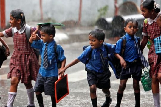 School Leave : 9 மாவட்ட பள்ளிகளுக்கு இன்று விடுமுறை அறிவிப்பு... எந்தெந்த மாவட்டங்களுக்கு தெரியுமா?