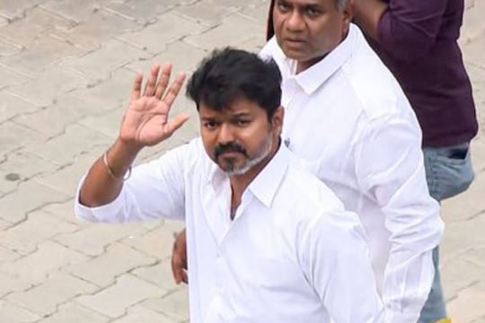 இந்தியாவில் அதிக வருமான வரி செலுத்தும் நடிகர்… 2-ஆம் இடத்தில் விஜய்…முதலிடத்தில் யார் தெரியுமா?