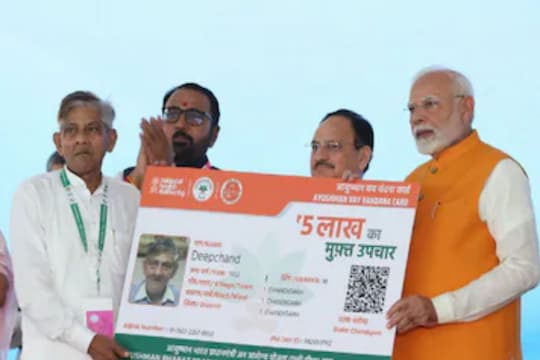 ayushman card: முதியவர்களின் மருத்துவ செலவுகளை ஏற்கும் ஆயுஷ்மான் அட்டை.. விண்ணப்பிப்பது எப்படி?