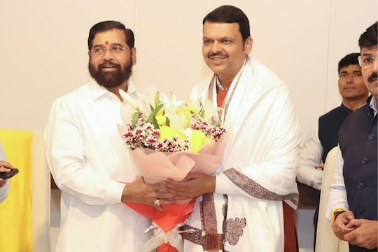 மகாராஷ்டிரா முதல்வராக பதவியேற்றார் தேவேந்திர ஃபட்னாவிஸ்! ஏக்நாத் ஷிண்டேவுக்கு என்ன பதவி தெரியுமா?