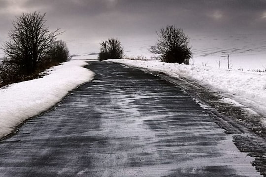 Black ice: கருப்பு பனி என்றால் என்ன..? காரில் செல்லும்போது இதை பார்த்தால் ஒருபோதும் நிறுத்திடாதீங்க!
