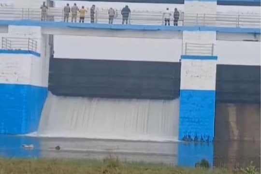 Chennai Rains: சென்னை மக்களே உஷார்.. ஒரே நேரத்தில் திறக்கப்பட்ட 3 முக்கிய ஏரிகள்.. விநாடிக்கு இவ்வளவு நீர் வெளியேற்றமா?