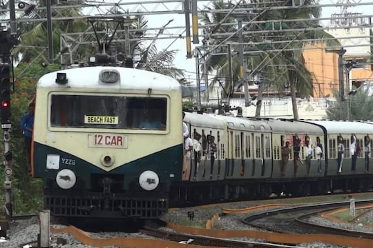 சென்னை மக்களே.. மின்சார ரயில் சேவை குறைப்பு: ரயில்வே வெளியிட்ட முக்கிய அறிவிப்பு!