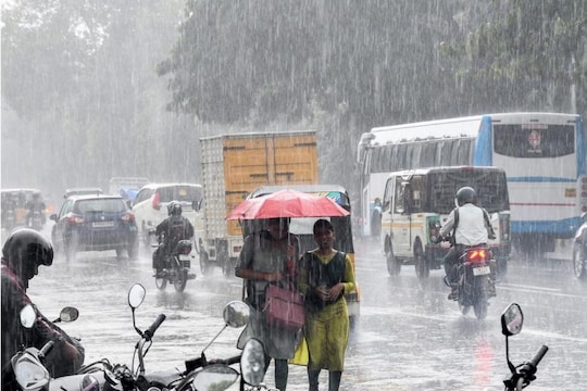 TN Weather Update: தமிழகத்தில் 5 மாவட்டங்களுக்கு ஆரஞ்ச் அலர்ட்.. வானிலை மையம் விடுத்த எச்சரிக்கை..!