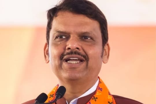அச்சுறுத்தும் கொலை மிரட்டல்; ஃபட்னாவிஸ் பதவி ஏற்பில் பங்கேற்ற முக்கிய நபர்