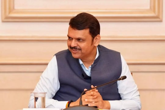 மகாராஷ்ட்ரா முதல்வராக ஃபட்னவிஸ் போட்ட முதல் கையெழுத்து - வழக்கத்துக்கு மாறாக நடந்த நிகழ்வு!