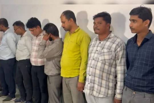 Gujarat: மருத்துவ பட்டப்படிப்புக்கு ரூ.70,000.. 14 போலி மருத்துவர்கள் கைது.. விசாரணையில் வெளியான திடுக்கிடும் தகவல்கள்!