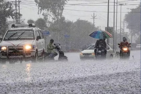 Weather Update: வங்கக்கடலில் நாளை உருவாகும் புதிய காற்றழுத்த தாழ்வுப் பகுதி.. வானிலை மையம் விடுத்த அலர்ட்!