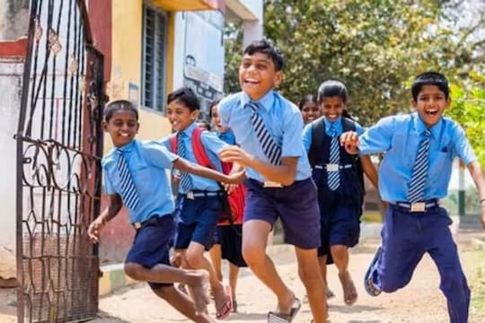 School Leave : பள்ளி, கல்லூரிகளுக்கு நாளை (டிசம்பர் 05) விடுமுறை.. மாவட்ட ஆட்சியர் அறிவிப்பு