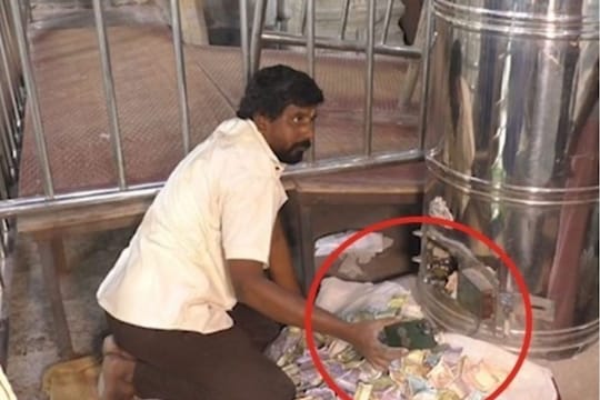 ‘உண்டியலில் விழுந்தது முருகனுக்கே சொந்தம்..’ - ஐபோன் யூசருக்கு ஏமாற்றம் அளித்த அறநிலையத் துறை!