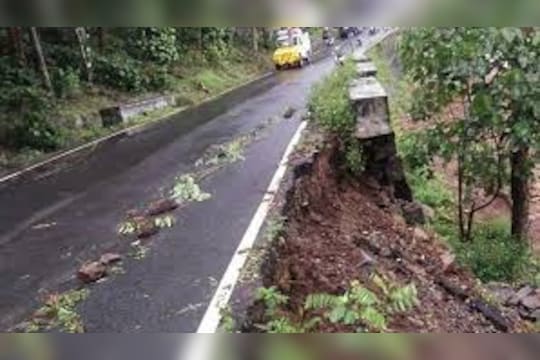 ஏற்காட்டில் மலைப்பாதை சீரமைக்கப்பட்டு வாகனங்கள் செல்ல அனுமதி.