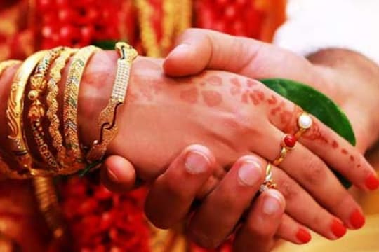 வெளி ஆட்களை திருமணம் செய்யக்கூடாது..! கிராம பஞ்சாயத்தில் நிறைவேற்றப்பட்ட வினோத தீர்மானம்