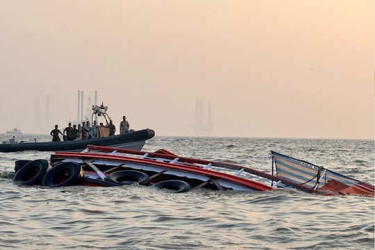 மகாராஷ்டிராவில் பயங்கர விபத்து; அரபிக்கடலில் மூழ்கிய சுற்றுலாப் படகு
