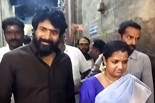 மதுரை அழகர்கோயிலில் மனைவியுடன் மனமுருகி பிராத்தனை செய்த நடிகர் சிவகார்த்திகேயன்..!