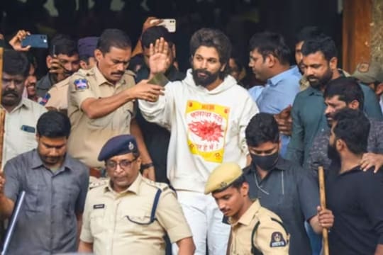 Allu Arjun Arrest | அல்லு அர்ஜுனுக்கு 14 நாட்கள் நீதிமன்ற காவல்.. ரசிகர்கள் அதிர்ச்சி..!