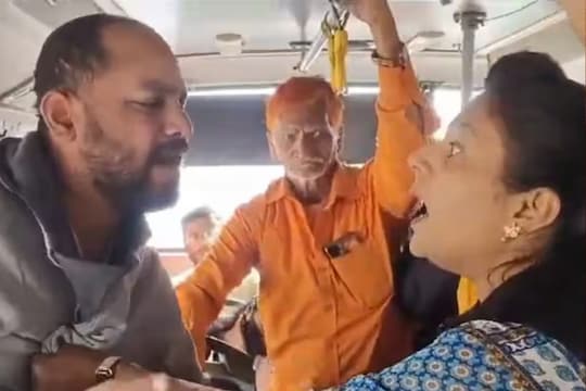 பேருந்தில் அத்துமீறிய நபரை ‘பளார்’ விட்ட பெண்.. வைரலாகும் வீடியோ!