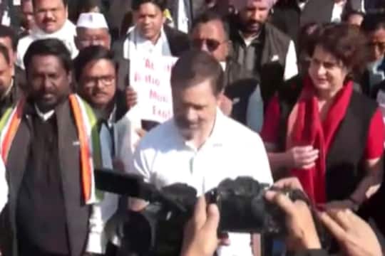Adani Issue | அதானி குழும முறைகேடு புகார் விவகாரம் : நாடாளுமன்ற வளாகத்திலேயே போராட்டத்தில் குதித்த எதிர்க்கட்சி எம்பிகள்!