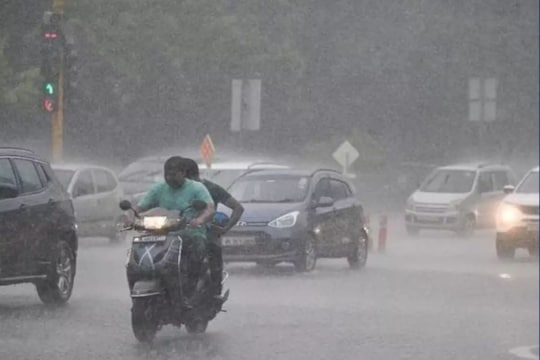 Weather Update: வங்கக்கடலில் நாளை உருவாகும் புதிய காற்றழுத்த தாழ்வுப் பகுதி.. 6 மாவட்டங்களில் கனமழைக்கு வாய்ப்பு!