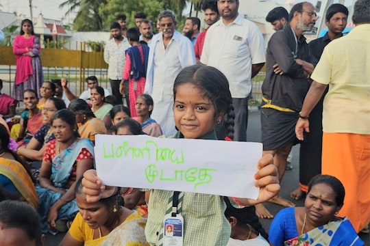 450 மாணவர்களின் கல்வி கேள்விக்குறி; பள்ளி நிர்வாகத்தின் திடீர் முடிவால் பெற்றோர் ஆத்திரம்