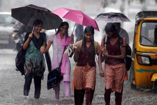 School Leave: இன்று எந்தெந்த மாவட்டங்களில் பள்ளிகளுக்கு விடுமுறை? லிஸ்ட் இதோ!