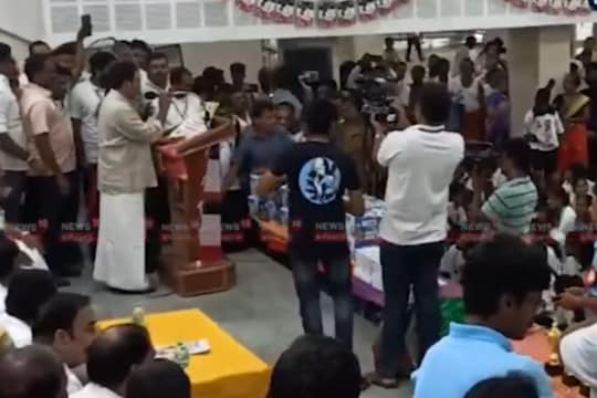 டிடிவி தினகரன் கூட்டத்தில் ஒலித்த ‘கடவுளே அஜித்தே’ கோஷம்... திருப்பூர் விழாவில் சலசலப்பு