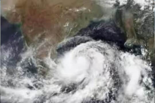 TN Weather Update | வங்கக்கடலில் அதே இடத்தில் நிலை கொண்டுள்ள காற்றழுத்த தாழ்வு பகுதி... அடுத்தது என்ன? - சென்னை வானிலை ஆய்வு மையம் சொன்ன அப்டேட்