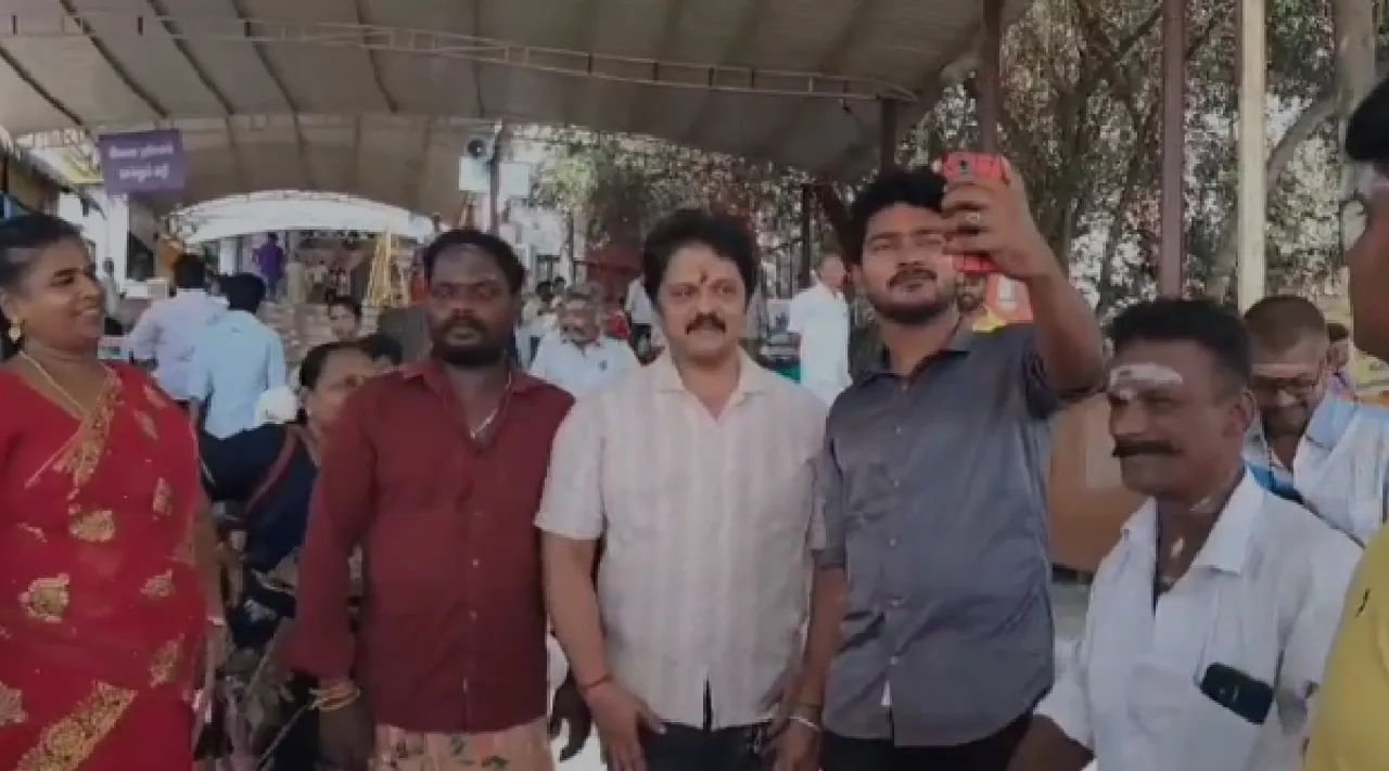 Karan Tamil Cinema actor coimbatore maruthamalai murugan temple Selfie with fans Tamil News