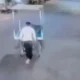 Madhya Pradesh husband carries pregnant Woman on handcart hospital newborn dies Tamil News