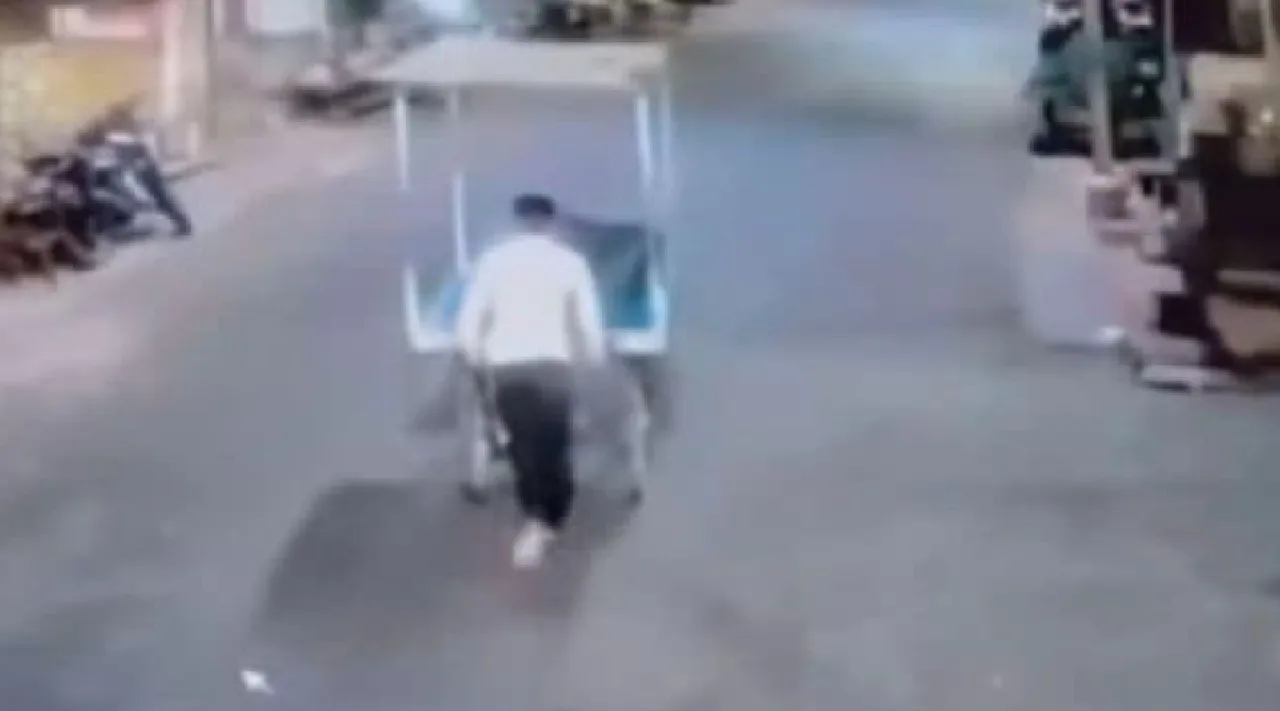 Madhya Pradesh husband carries pregnant Woman on handcart hospital newborn dies Tamil News