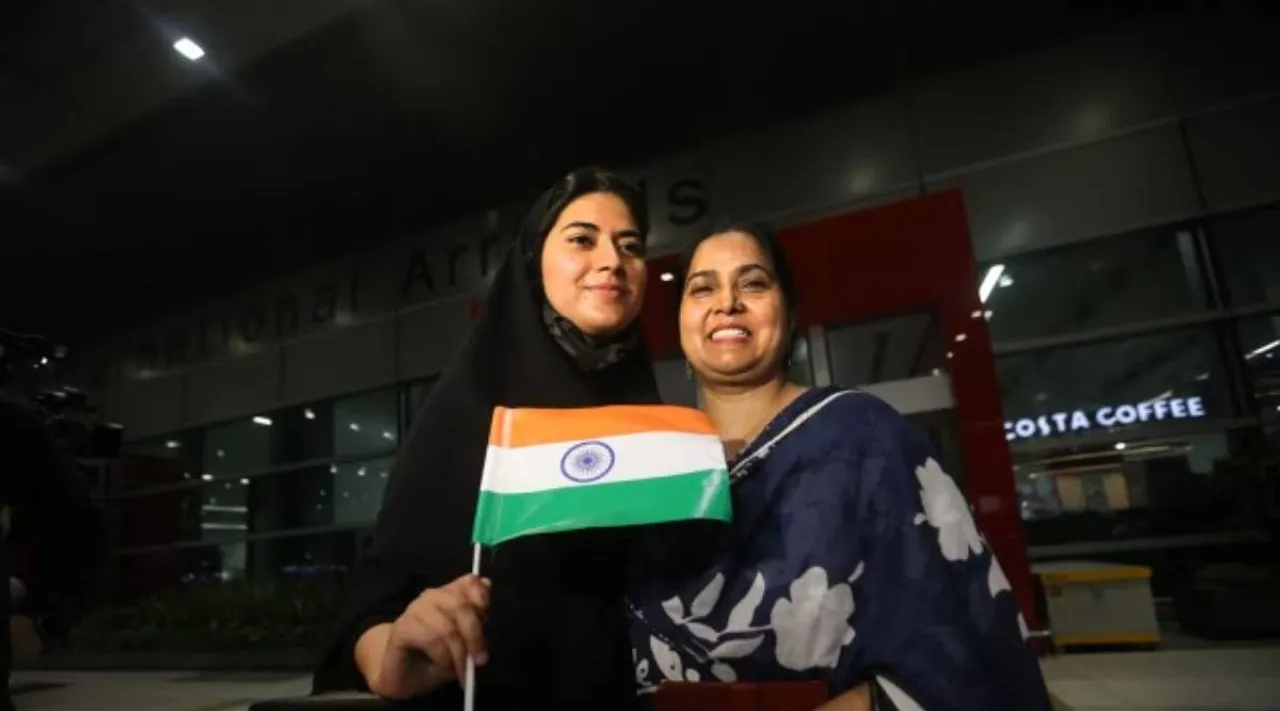 indians-land-in-delhi
