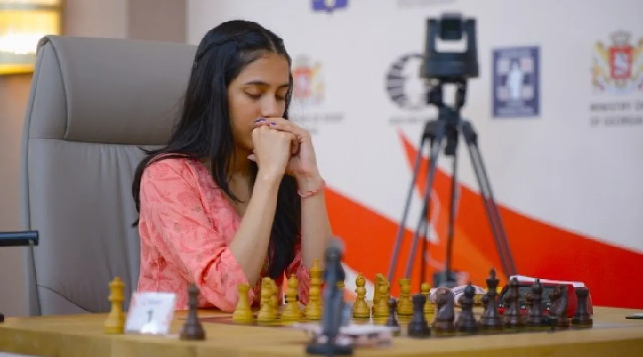 Divya Deshmukh, 19 beats Koneru Humpy to become Womens World Cup champion and Indias 4th woman to be grandmaster Tamil News