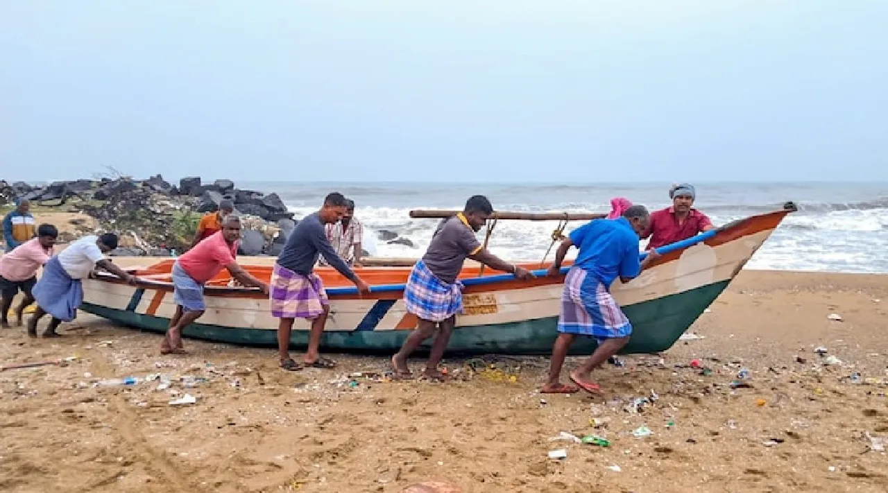 puducherry fisheries department announcement to fishermen fishermen not to venture into the sea for 2 days Tamil News