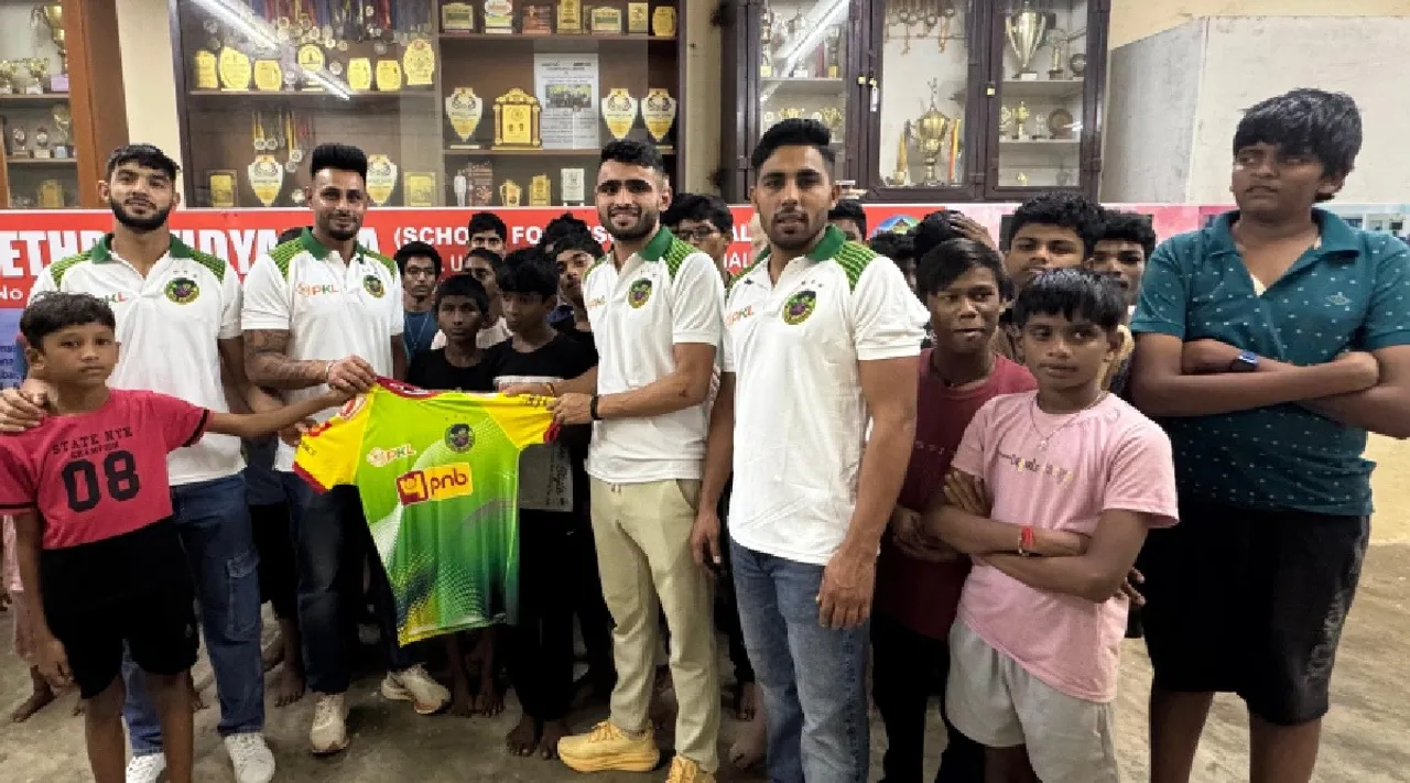 Patna Pirates Captain Ankit Jaglan donate  Nethra Vidyalaya Vizag Tamil News