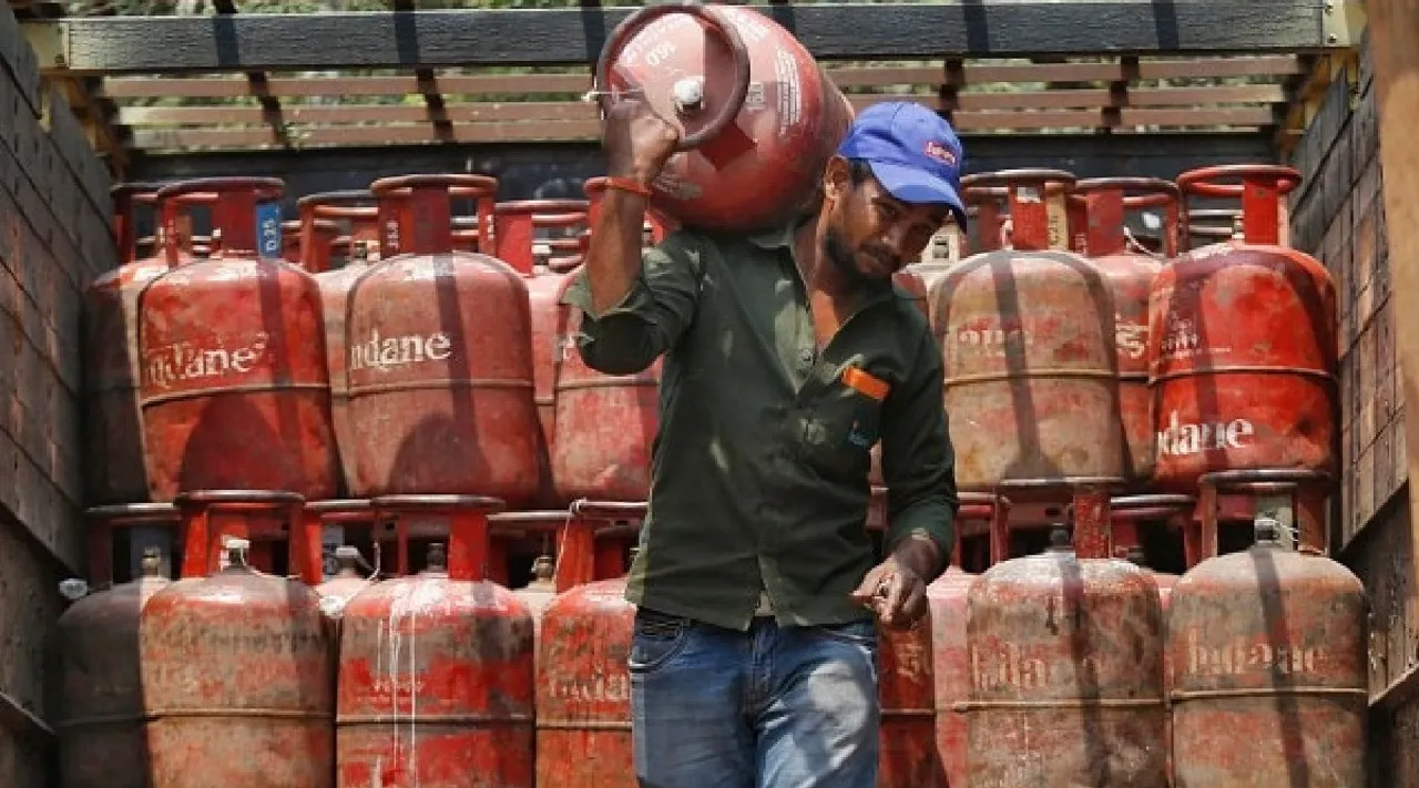 LPG price today Cooking gas cylinder becomes costlier from Oct 1 check rate Tamil News